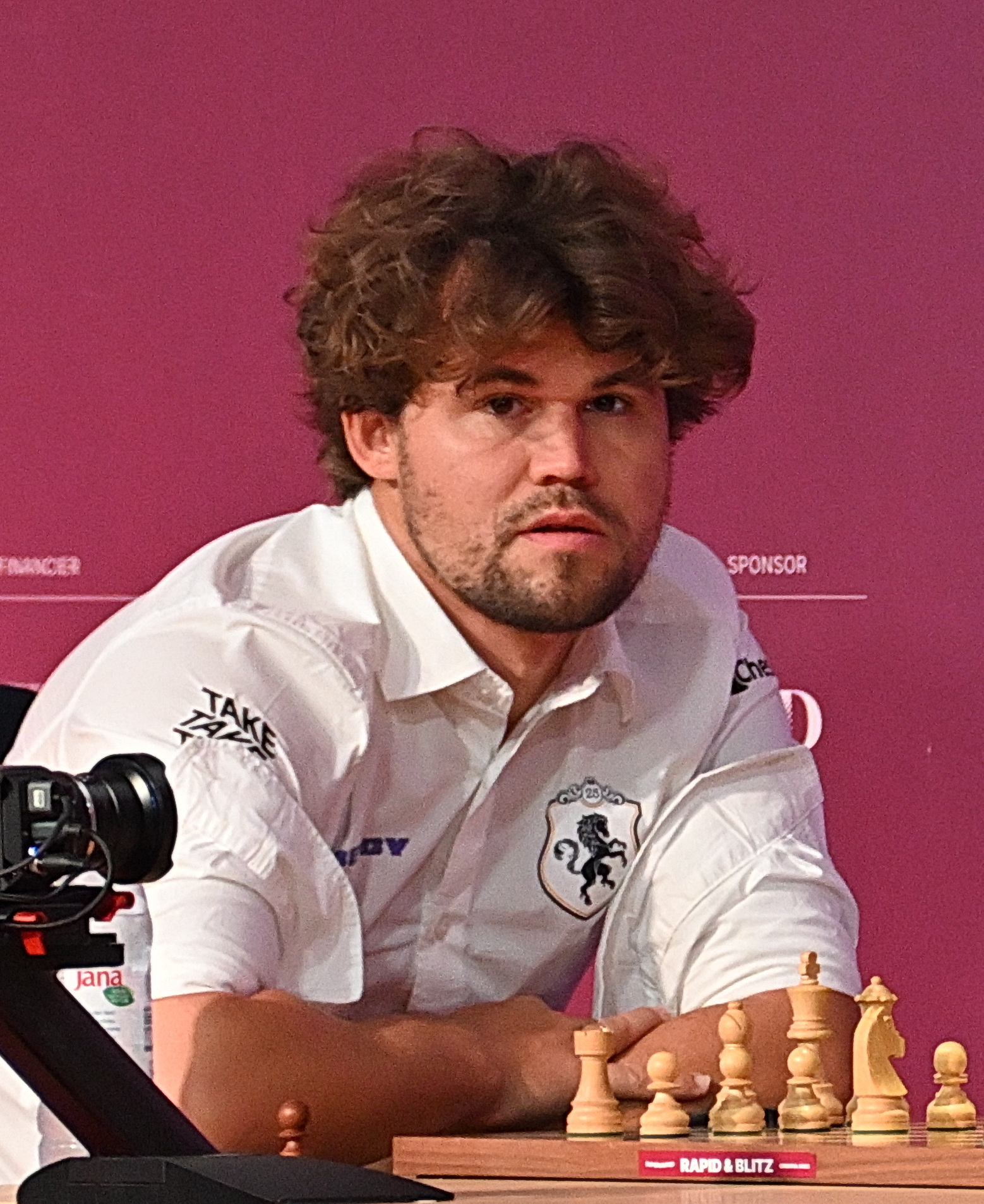 Magnus Carlsen podczas turnieju szachów szybkich