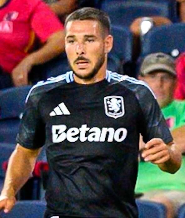 Emiliano Buendía w barwach Aston Villi