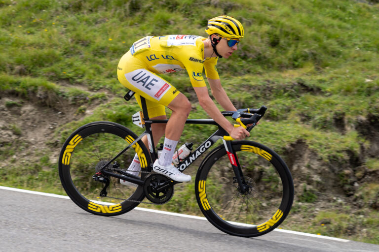 Tadej Pogacar w żółtej koszulce podczas Tour de France