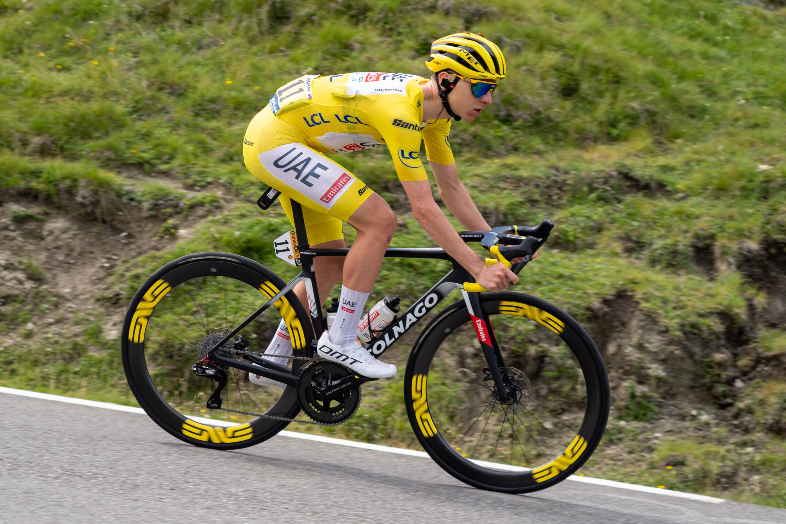 Tadej Pogacar w żółtej koszulce podczas Tour de France